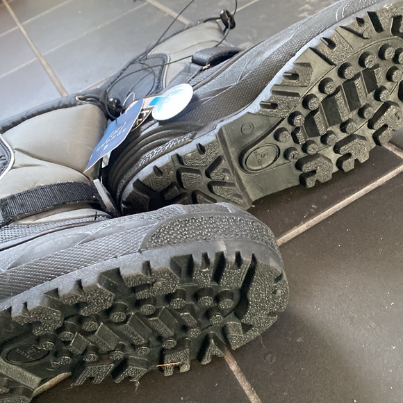 New temperature rated skid resistant snow boots size 7 - Picture 3 of 5